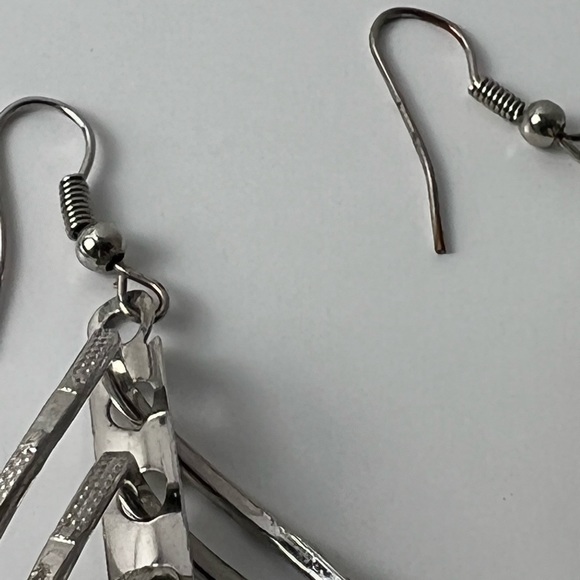 Cute Continuous Dangling Silver Tone Leaves Pierced Earrings - Picture 13 of 16